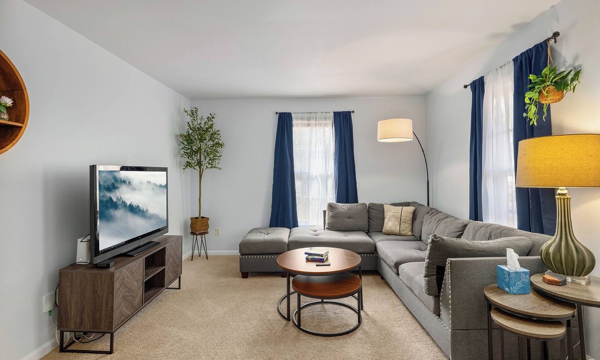 East Forest House | New! Introductory Rate! Modern 2-bedroom Retreat in MORA, great location!
