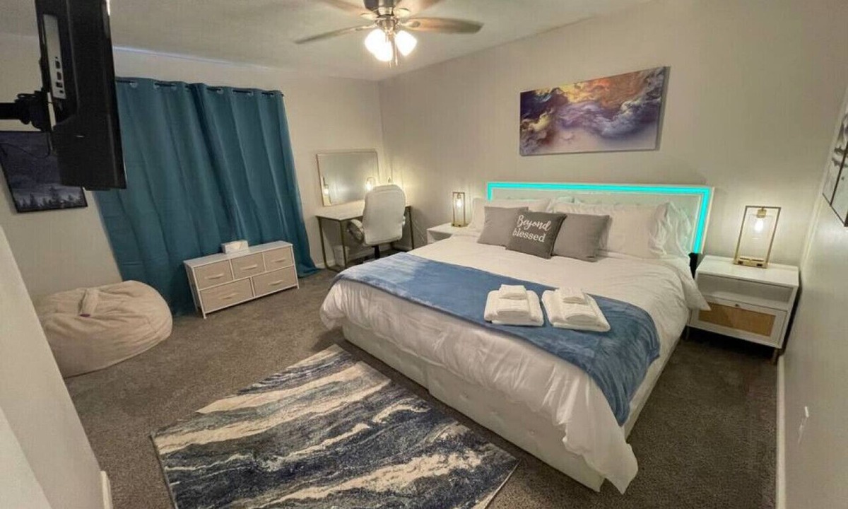 Commerce Apartment | ⚡NEW! King Beds, 86` Roku TV, Firepit & Grill⚡