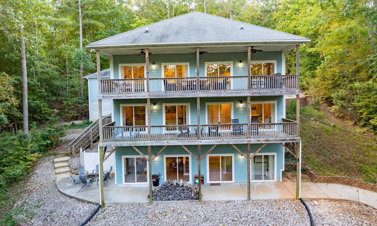 Wise House | NEW! Lakefront, Dock, Fire Pit, Grill, Kayaks, Paddleboards, Foosball, Arcade