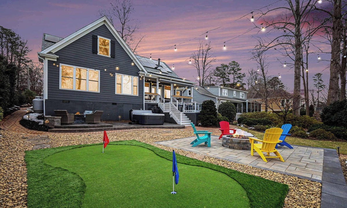 Westport House | New! Lakefront-Sleeps 14-Hot Tub-Putting Green
