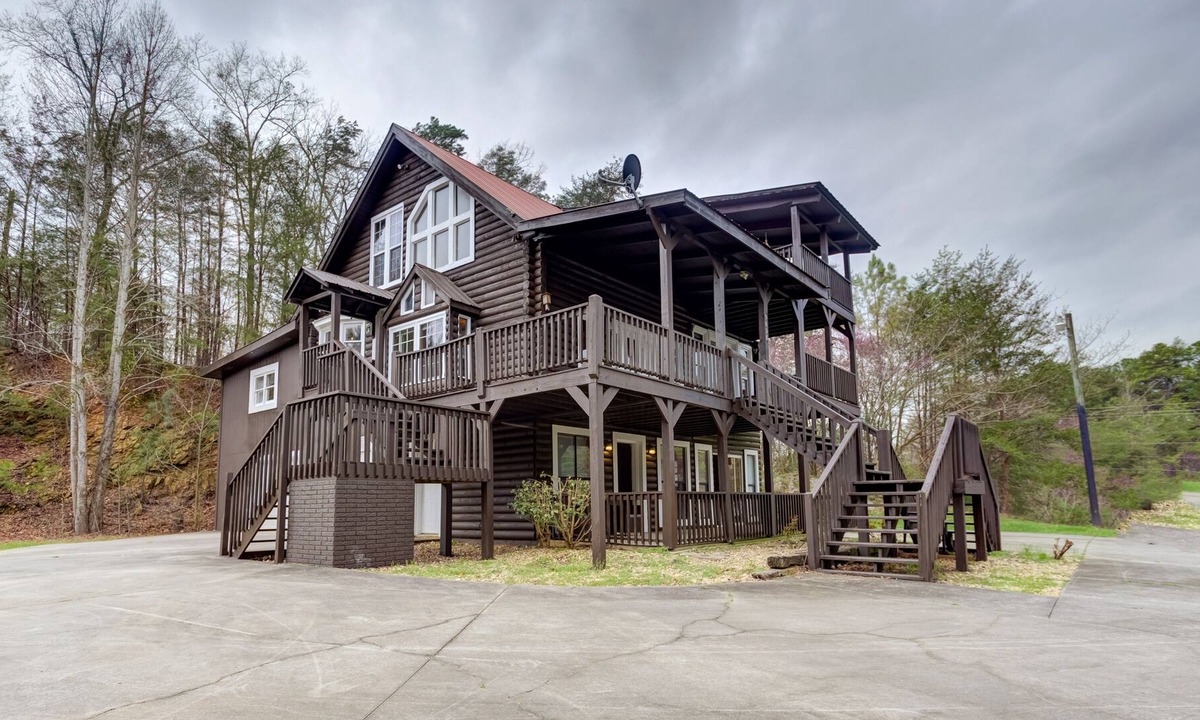 Ranger House | New listing! Adorable dwelling for two in the woods w/ full kitchen & patio area