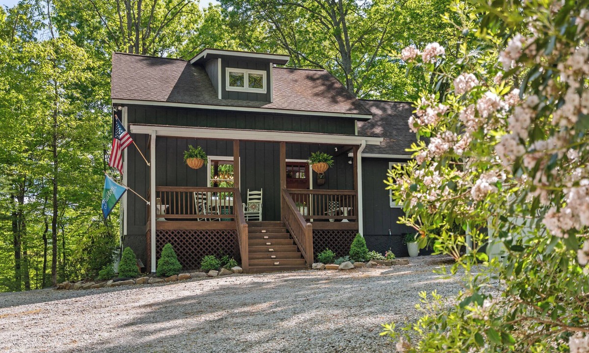 Wiley House | NEW LISTING at Lake Burton! July Dates Available