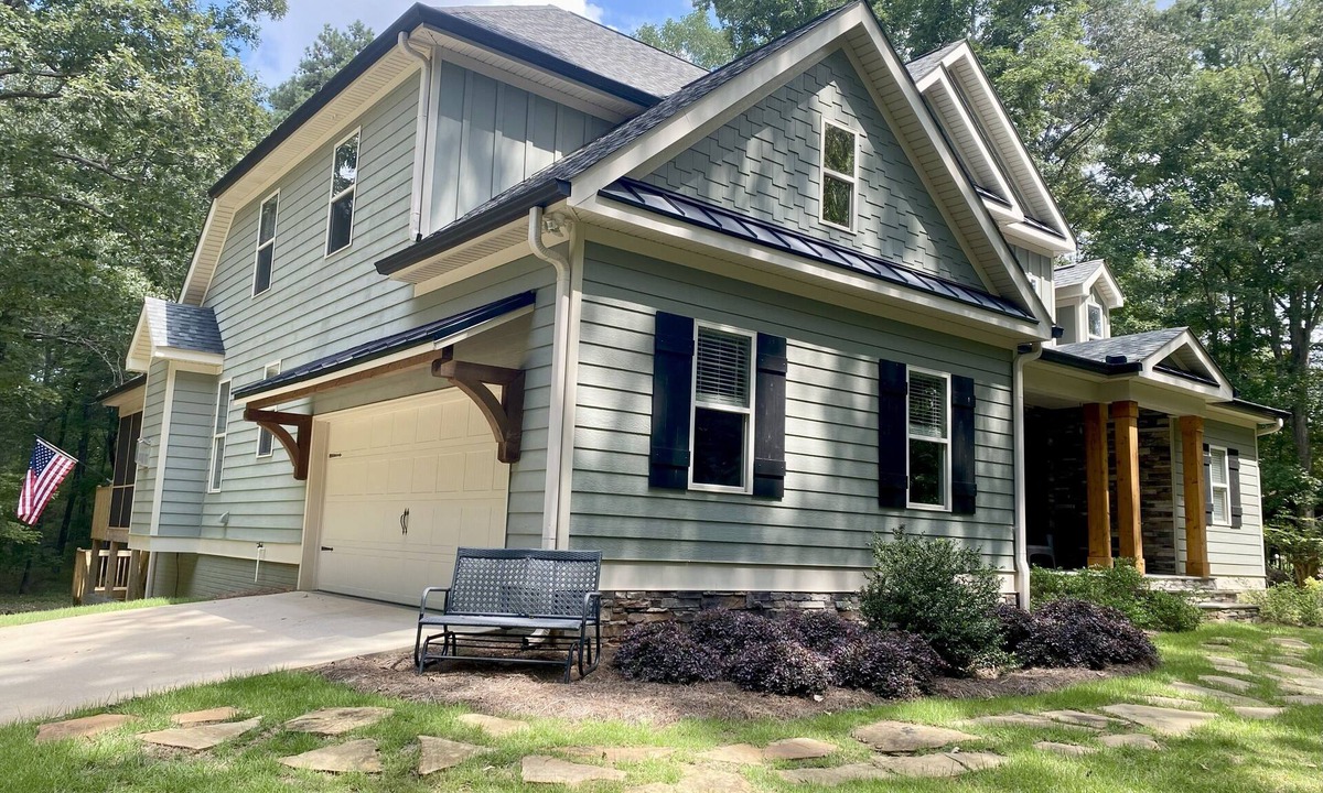 Senoia House | New listing! Privacy view & location in one! Secret garden 4 bedroom Senoia