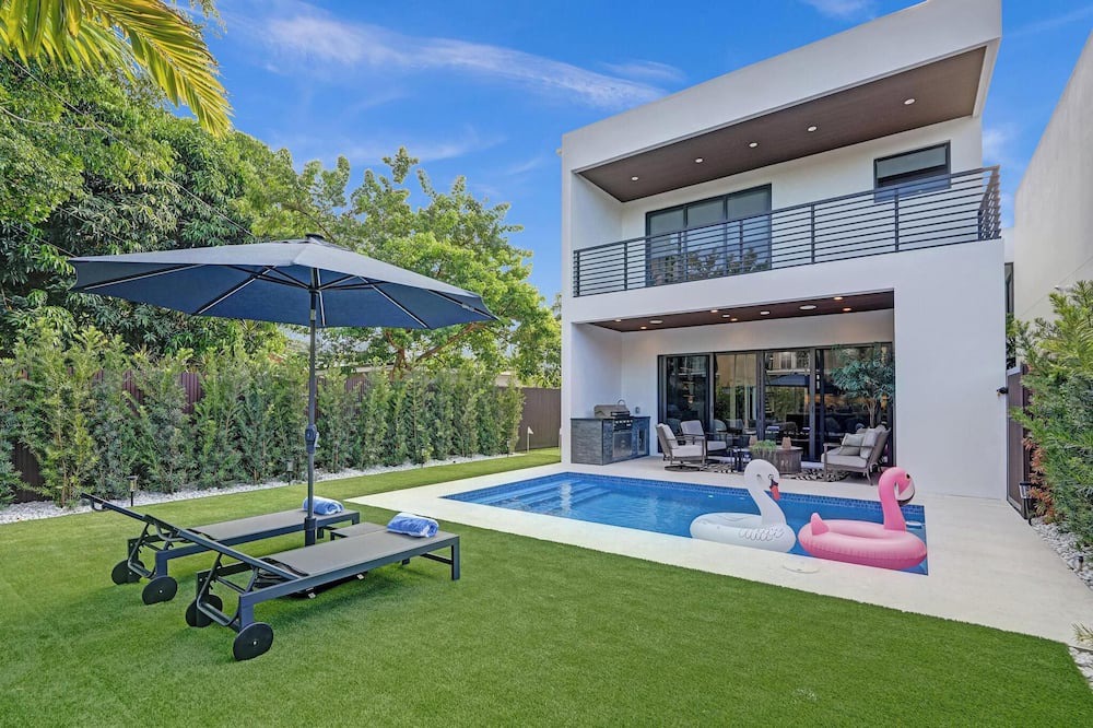 Lake Ridge House | New Luxe Contemporary Home 4BR/4BA w/Heated Pool, Mini Golf & Pool table