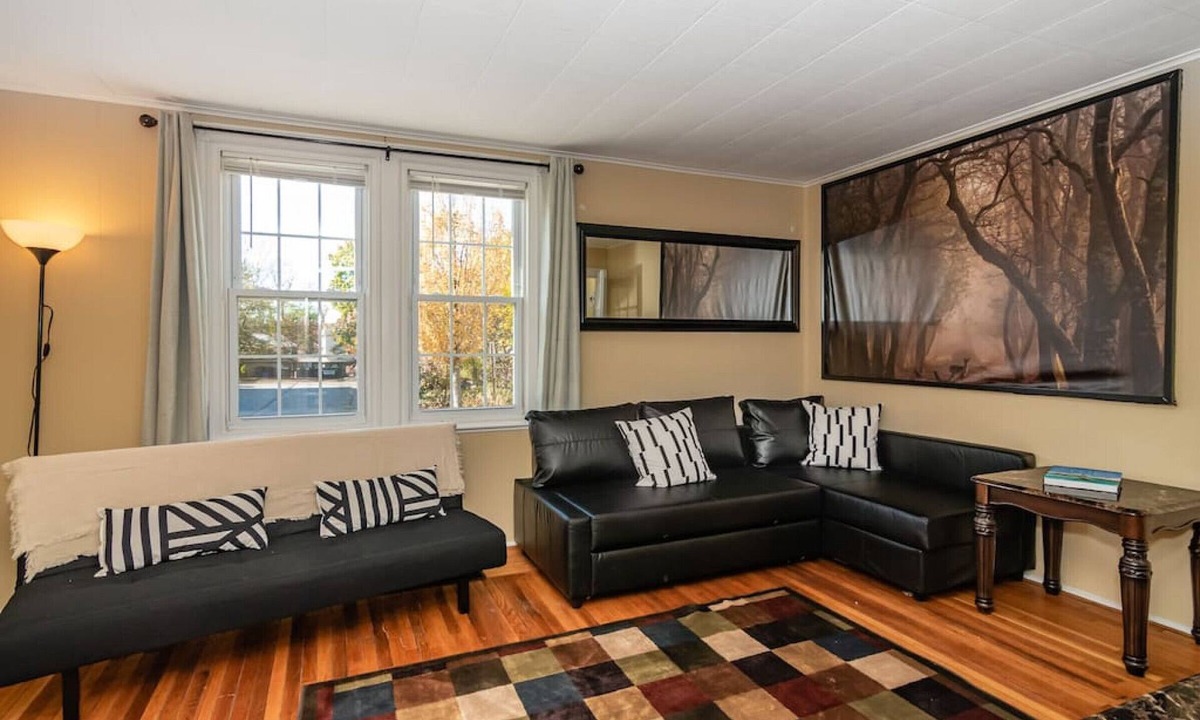 Valley Run House | NEW-Luxury: Mainline Train, Colleges, Hospital
