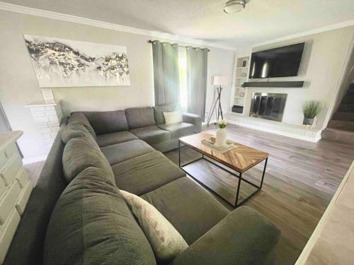Taylors House | New Modern Lux Large Home 10MIN Downtown Sleeps 12