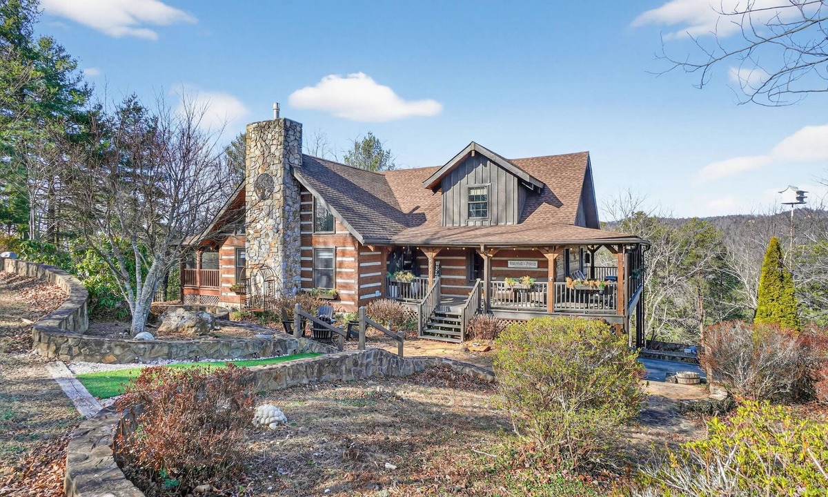 Casar Cabin | NEW! Pine Mountain Lodge Game Room & Wrap-Around Porch