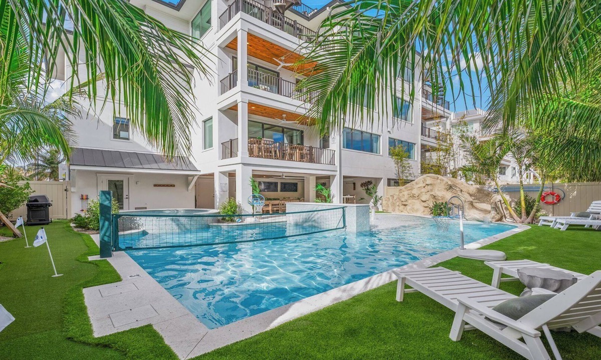 Siesta Key House | New-Private Beach Access-Pool Bar/Volleyball & Foosball-Rooftop-Gulf Views
