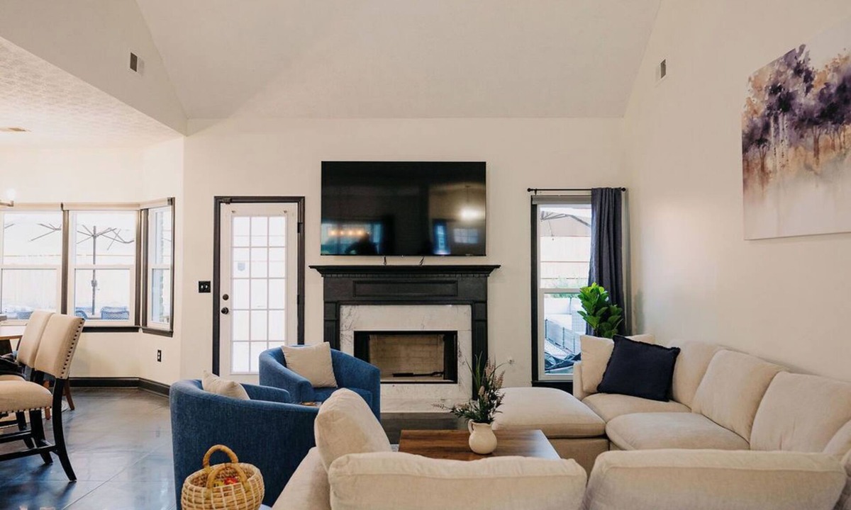 Town Center House | NEW Professional Designed, 5 min KSU, Hot tub, Fire pit, Grill, Game Room
