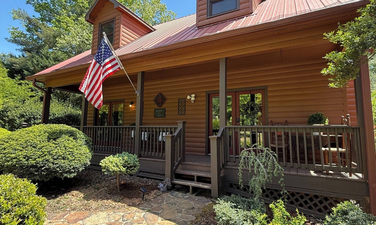 Ellijay Cabin | New! Rocco's creekside cabin, relax and wine down on the newly screened in porch