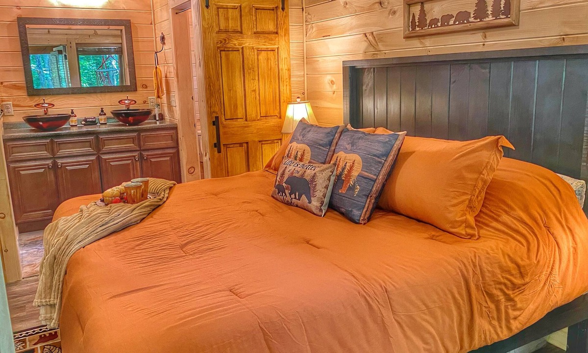 Sevierville Cabin | NEW TINY CABIN, PEACEFUL, W/FP, HOTTUB, K/BED, CLOSE TO DOLLYWOOD/PIGEON FORGE
