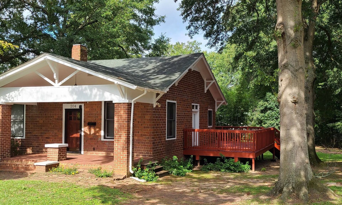 Hammond's Ferry House | NEW TO VRBO Amazing Cottage Downtown North Augusta - 5 star Airb