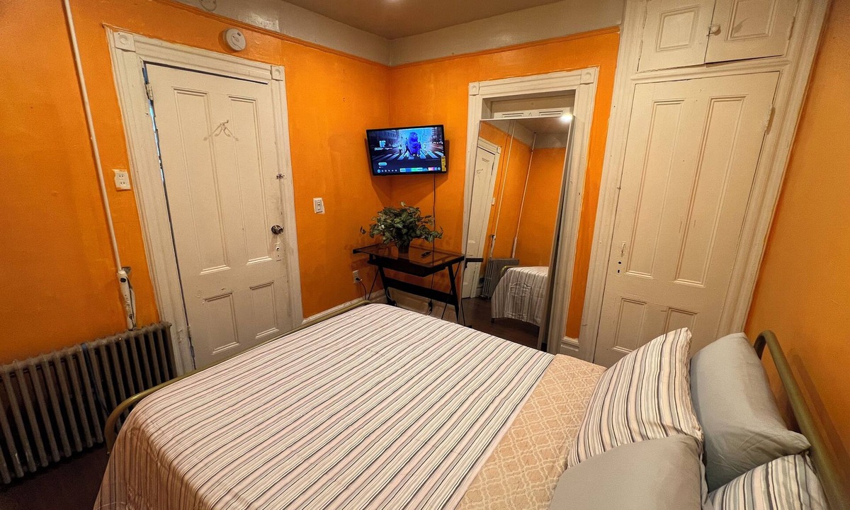 Newark Apartment | Newark's Art Deco 1-bdrm Oasis