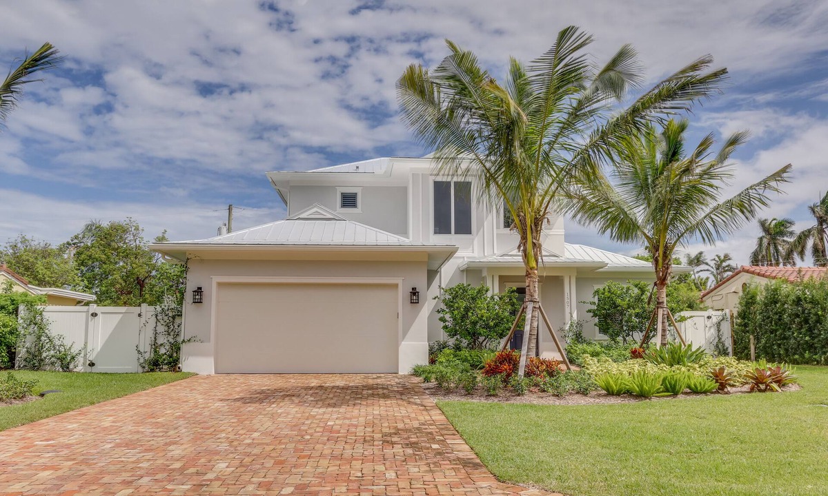 Totterdale House | Newer Island Style Home with Salt Water Pool