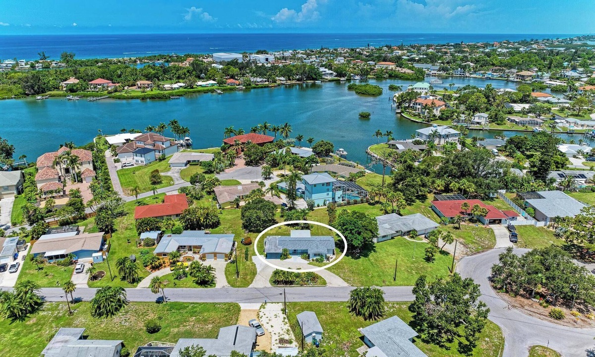 Laurel House | Newly Remodeled Beach Home, only1 mile to Nokomis Beach!