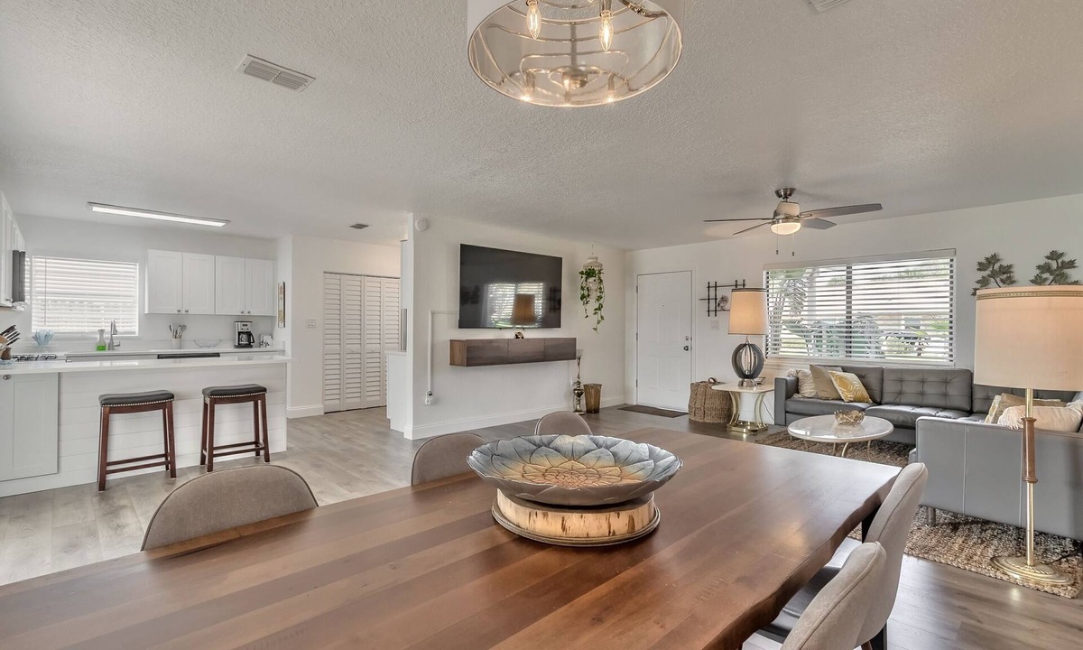 Edgewater House | Newly remodeled house just steps away from the FL Intracoastal with boat parking