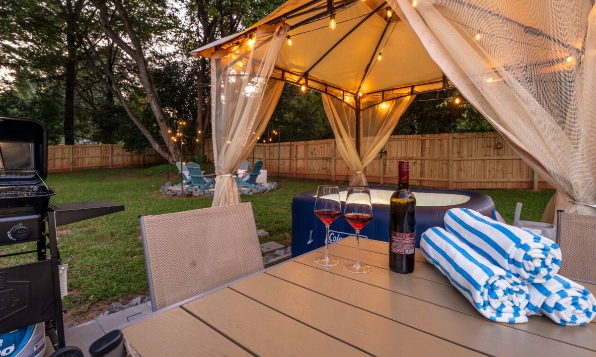 Charlotte House | Newly Renovated-Private Backyard Hot Tub-Patio-Modern Luxe- Sleeps 8