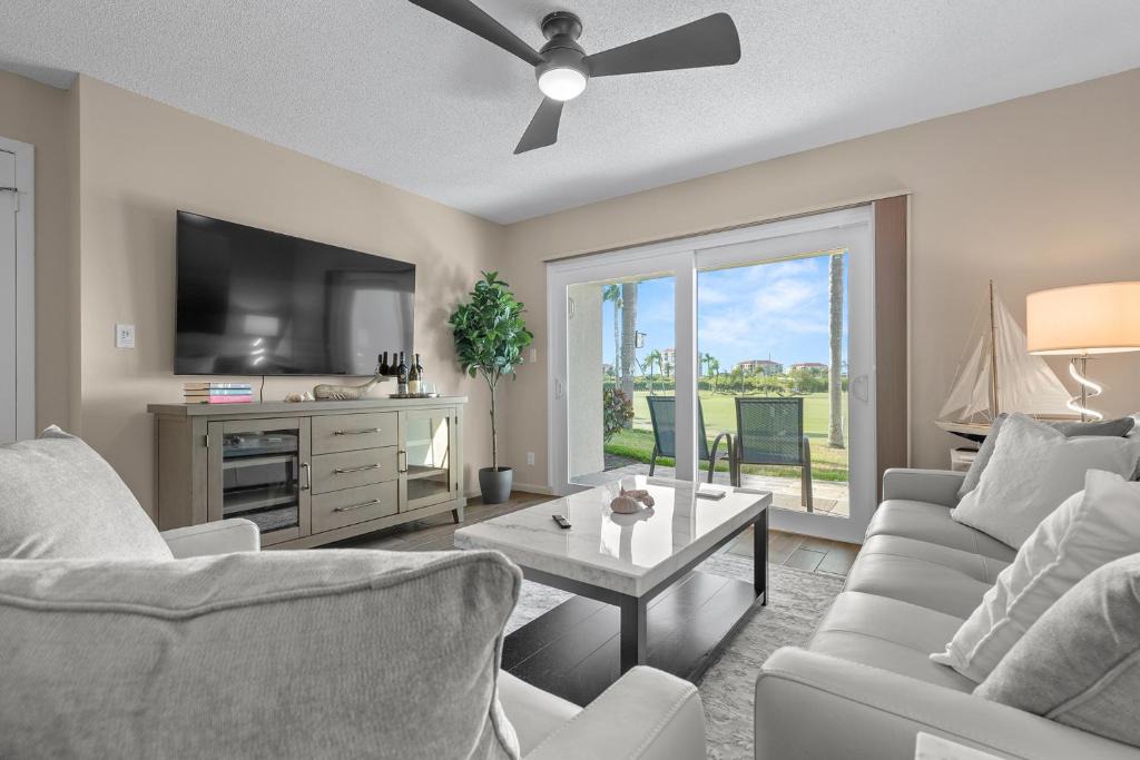 Isla del Sol Apartment | Newly Updated St. Pete 2-BR Condo on Isla Del Sol