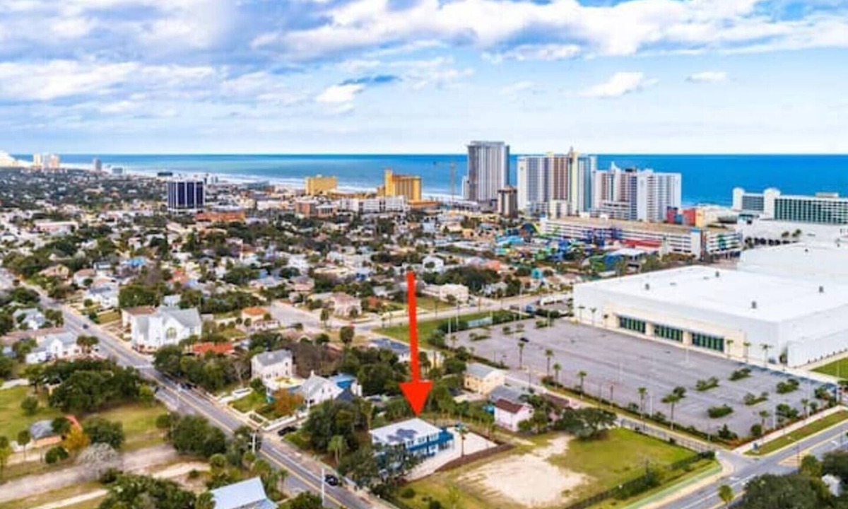 Smith's Memento Apartment | Newly Updated Walk to Beach & Ocean Center