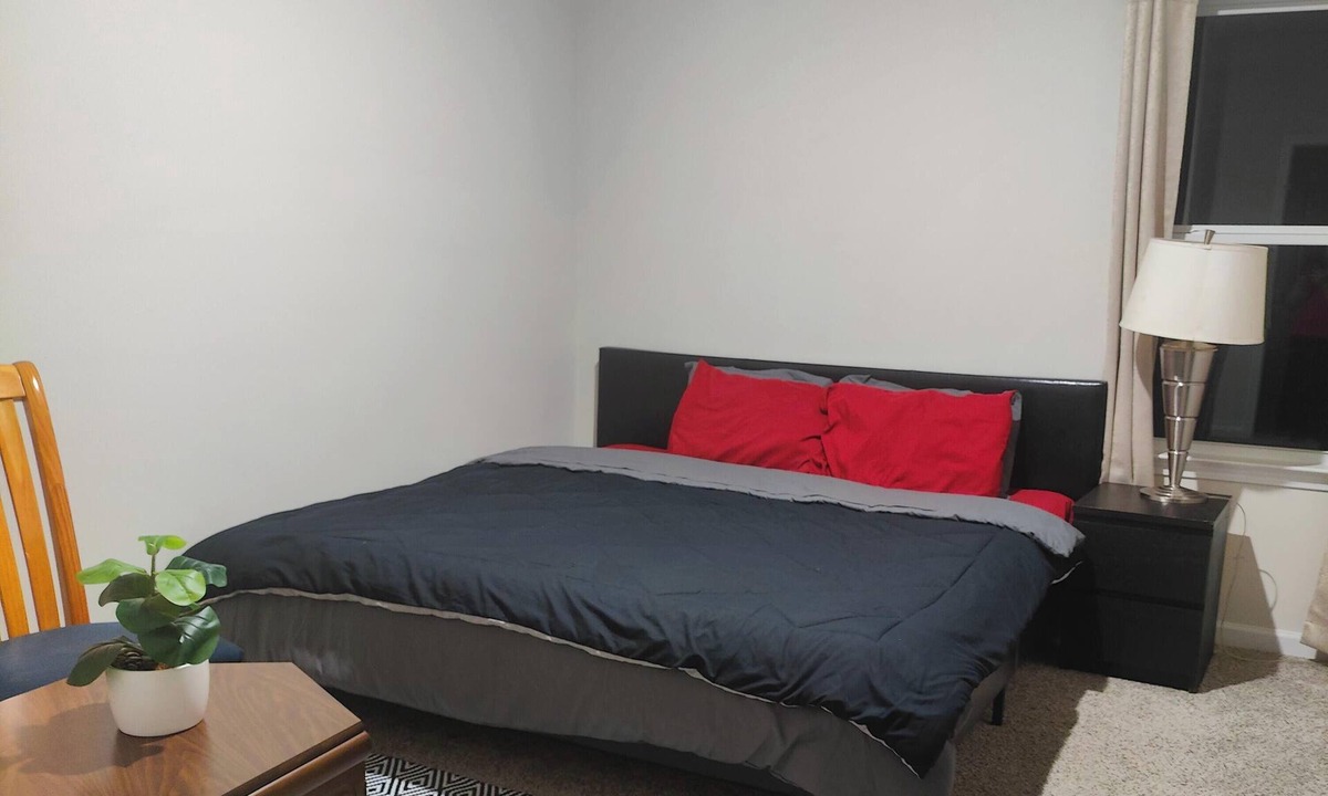 Dawsonville House | Nice room with King Size bed & attached full Bathroom in Dawsonville with AC
