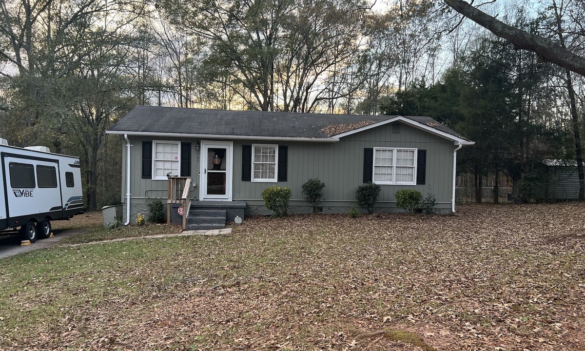 Utica House | Nicely appointed 3 bedroom house located in Seneca SC near Clemson University.