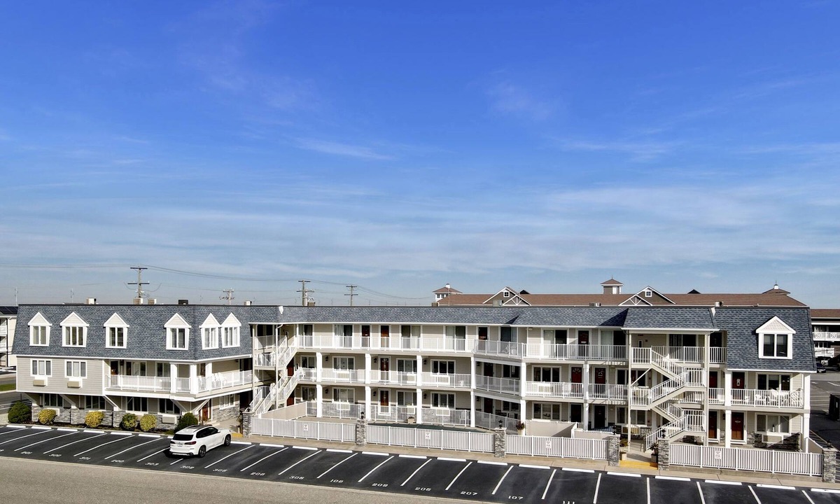 Avalon Condo | Nicely appointed two bedroom air conditioned Merrimac Condominium offering beachblock location