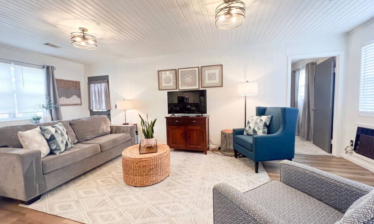 Mountain View House | Niche on Main ~Walk to the Square!