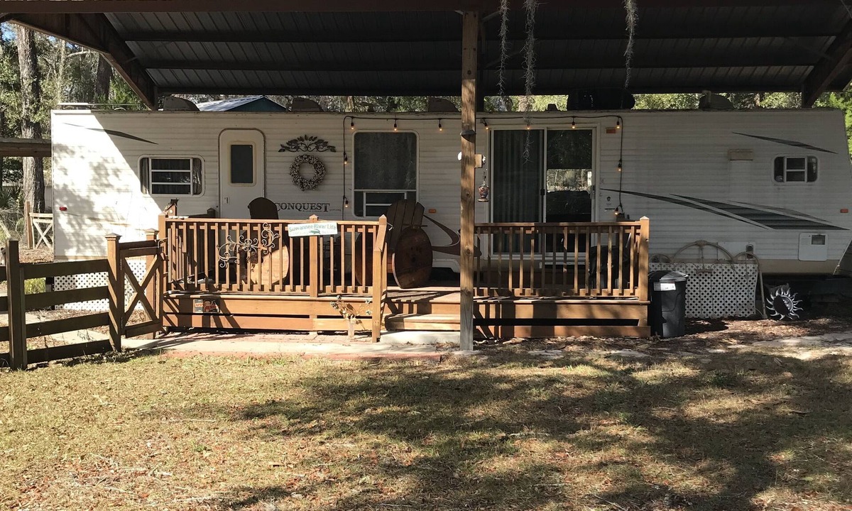 Old Town House | No Cleaning Fee! Cozy 1-bedroom travel camper 5 min. walk to Suwannee river