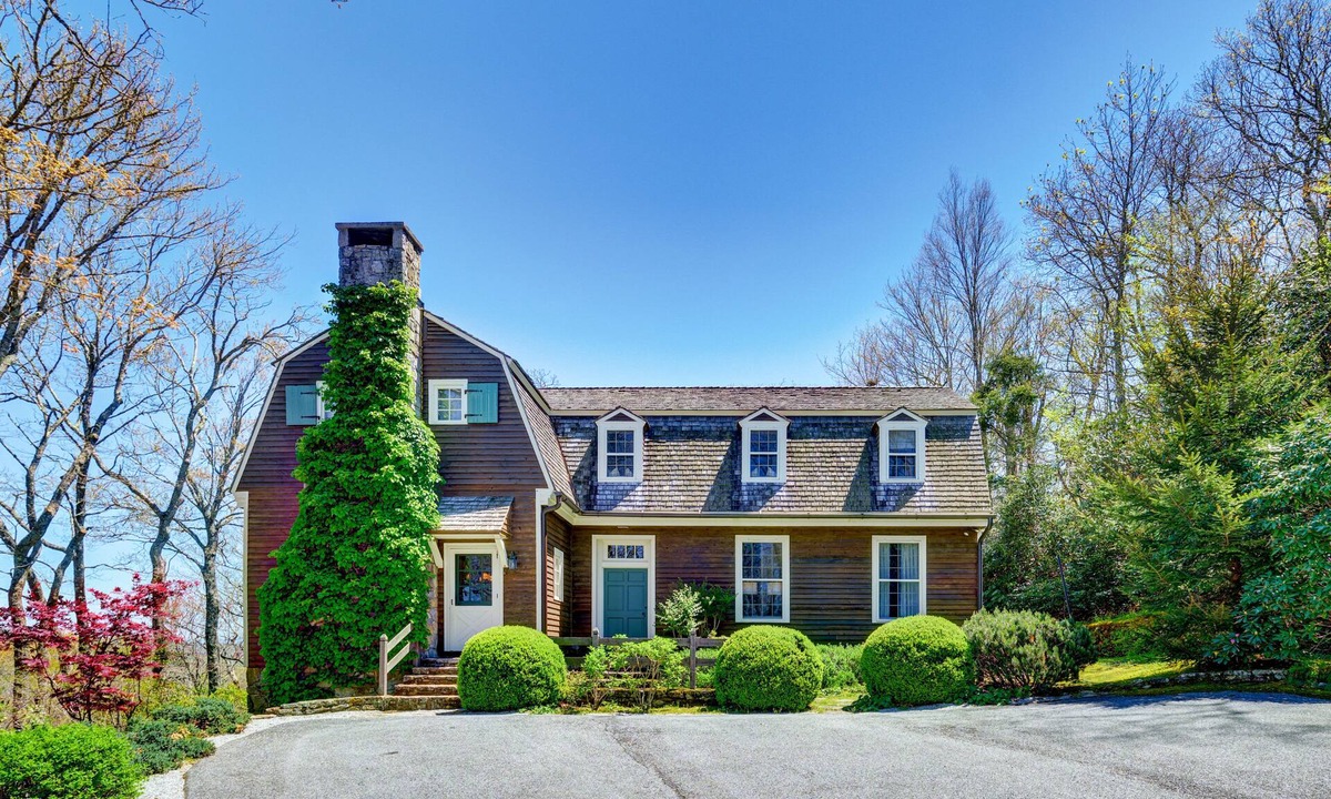 Highlands House | Norman Ridge: In-Town Charming Home w/Mountain Views, Firepit | Pet Friendly