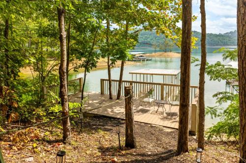 Sharps Chapel House | Norris Lakefront Cabin Retreat Dock Games Hot Tub