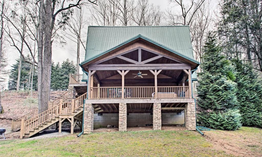 Zirconia House | North Carolina Abode - Hot Tub, Foosball and Grill!