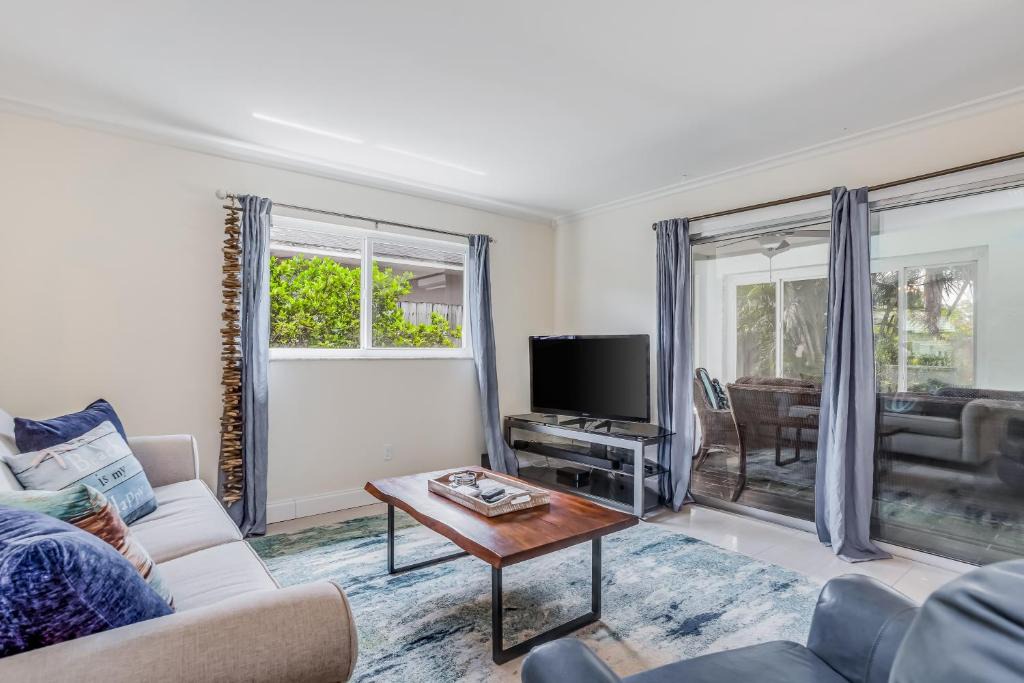 Naples Park House | North Naples Sea Breeze Relaxation