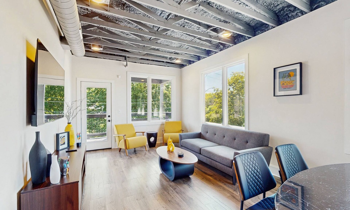 Northside Apartment | Northshore, upstairs apartment with balcony, full kitchen & pet friendly!