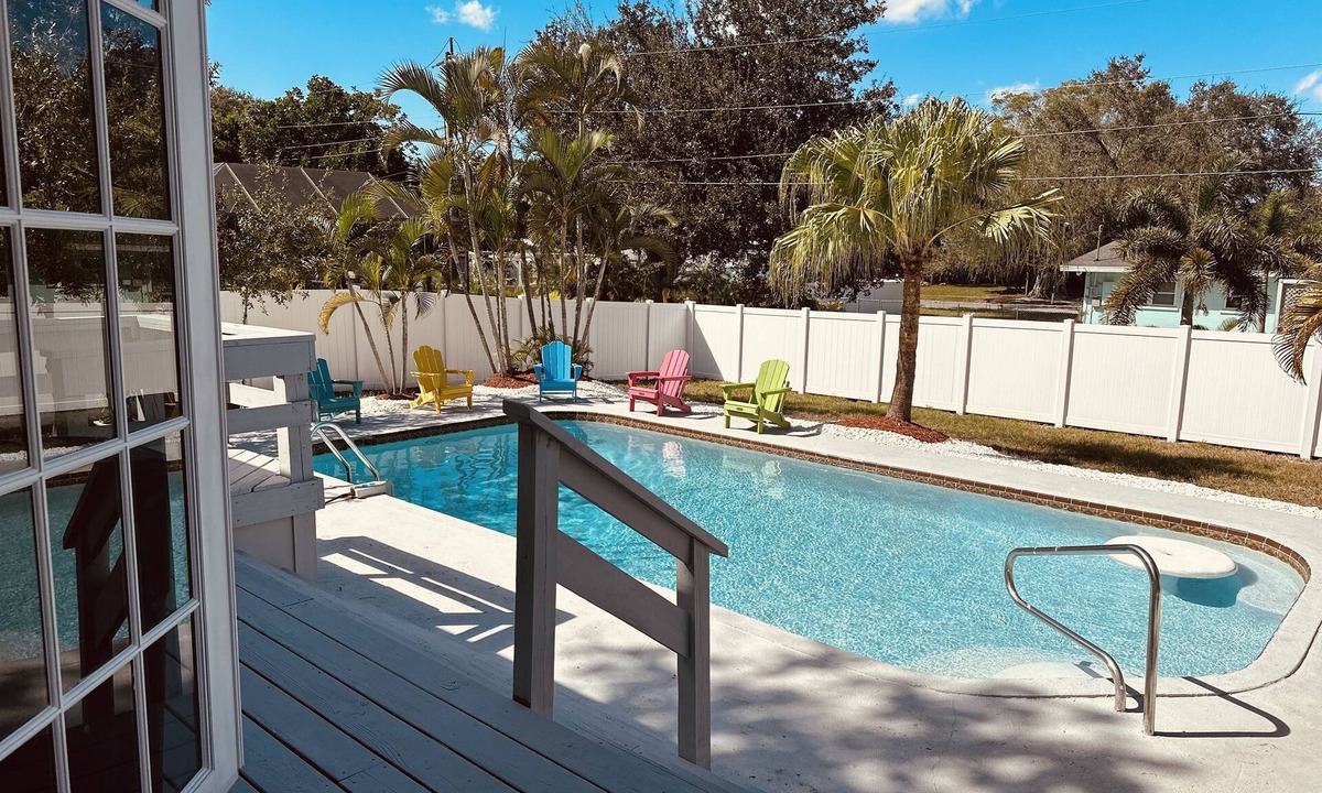Whitfield House | nYour Perfect Westcoast Vacation Getawayn12 guests, Pool, A beautiful deck!