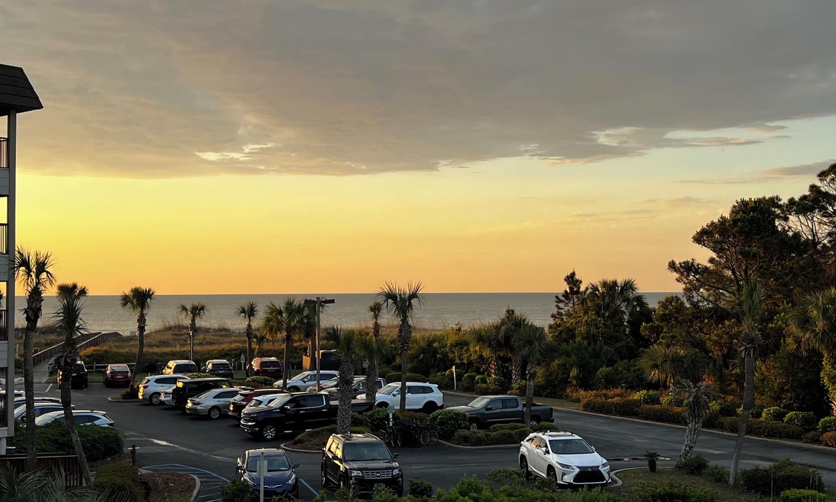 Folly Field Villa | Ocean View - Admirals Row, just steps to beach & sunrises!