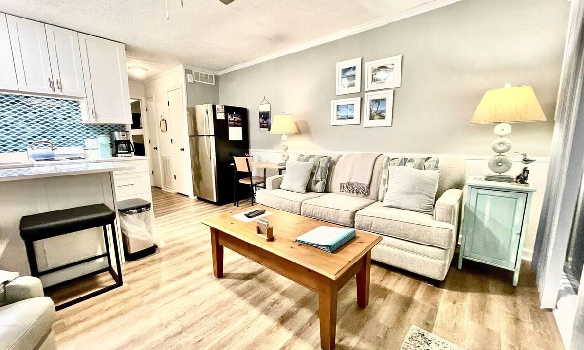 Isle of Palms Condo | Oceanfront 1 BR Condo with Pier and Pool