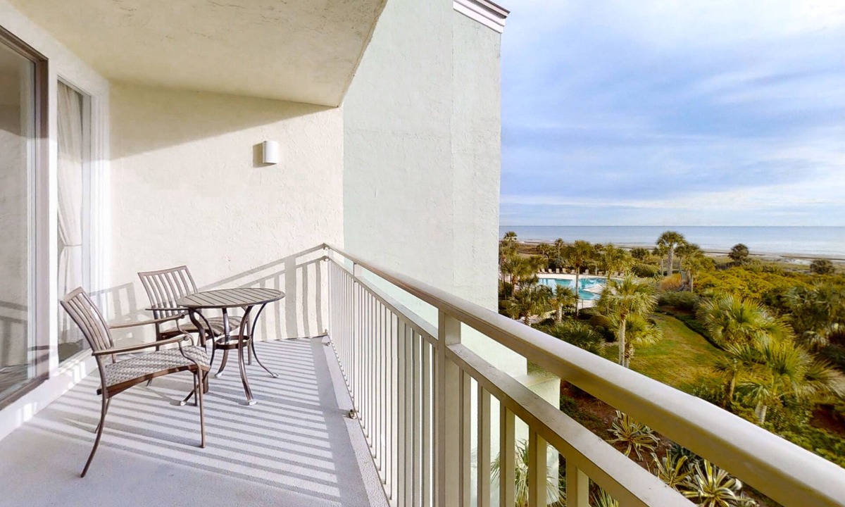 Fernandina Beach Condo | Oceanfront condo with large balcony, pool, central AC & views