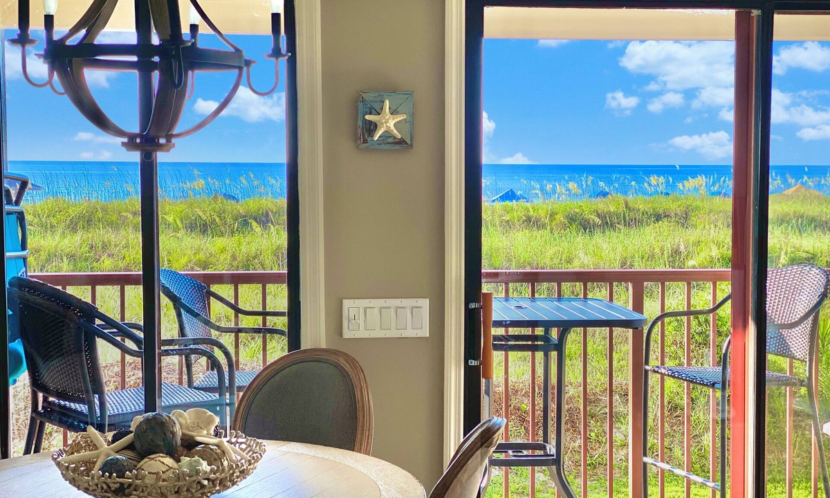 Folly Field Condo | Oceanfront Designer! KING BED w/2 65"TVs BAR GYM FREE TENNIS & PICKLEBALL