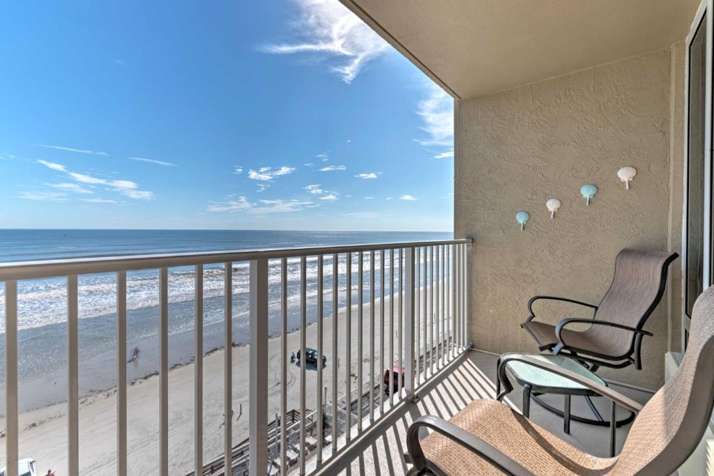 Daytona Beach Shores Apartment | Oceanfront Daytona Beach Studio with Balcony!