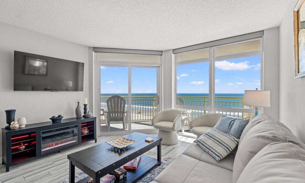 Crescent Beach Condo | Oceanfront King Bed 2BR 2BA Condo with WD Kitchen