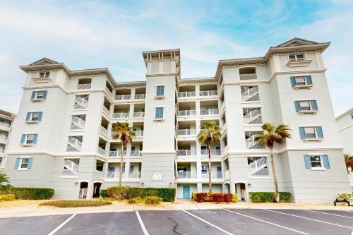 Palm Coast House | Oceanview condo with resort amenities, balcony and private beach access