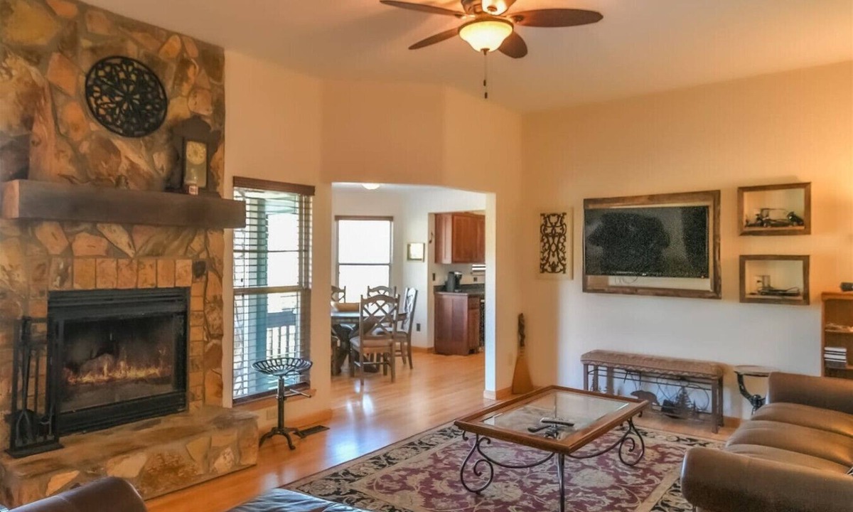 Turtletown House | Ocoee Stone Lodge- Wifi, Fireplace, Free Activities, Covered Outdoor Living Area