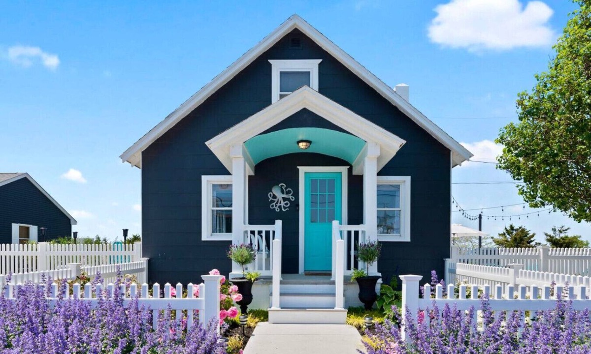 Villas Apartment | Octopus Cottage: Hot Tub | Kayaks | Fire Pit