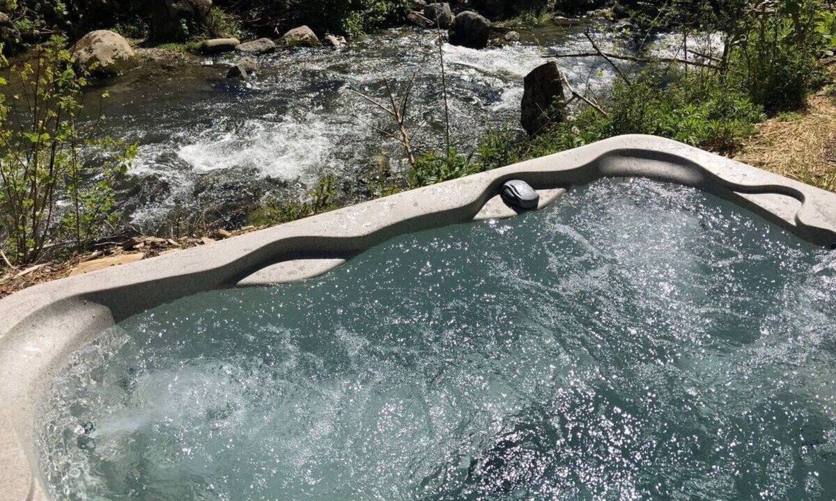 Gatlinburg Cabin | On Roaring Fork Stream/.9 Miles to DwTn Gatlinburg