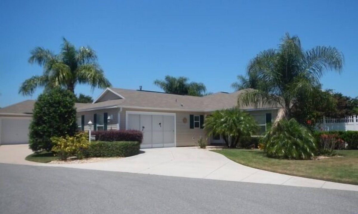 Mallory Square House | One Of A Kind Dog Villa close to Lake Sumter Landing w/Golf Cart, & WiFi!