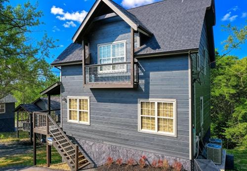 Sevierville Ski Chalet | Ooh LA LA, Private Indoor Pool, WIFI, Arcade Game, Foosball, Free Attraction Tickets!