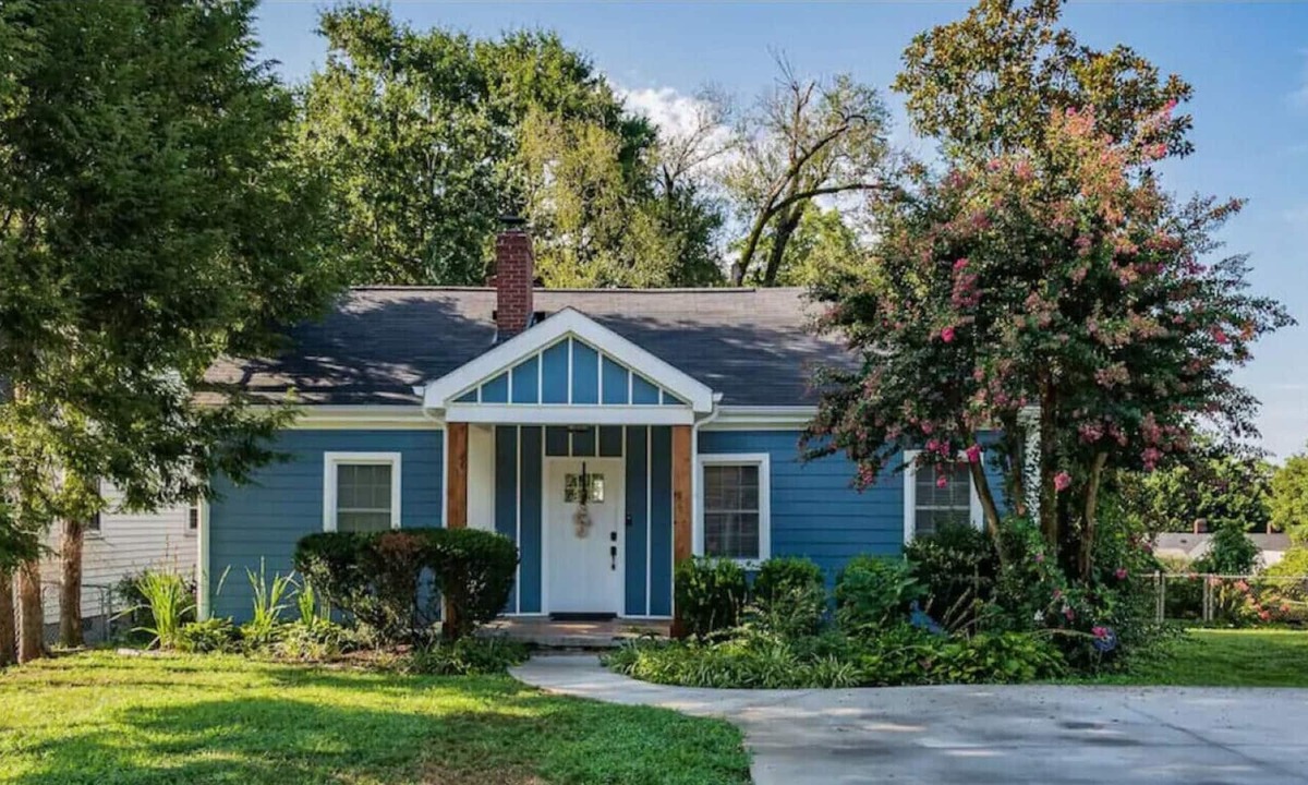 Sans Souci House | Open Hearth Cottage- 3 miles to Downtown + Furman
