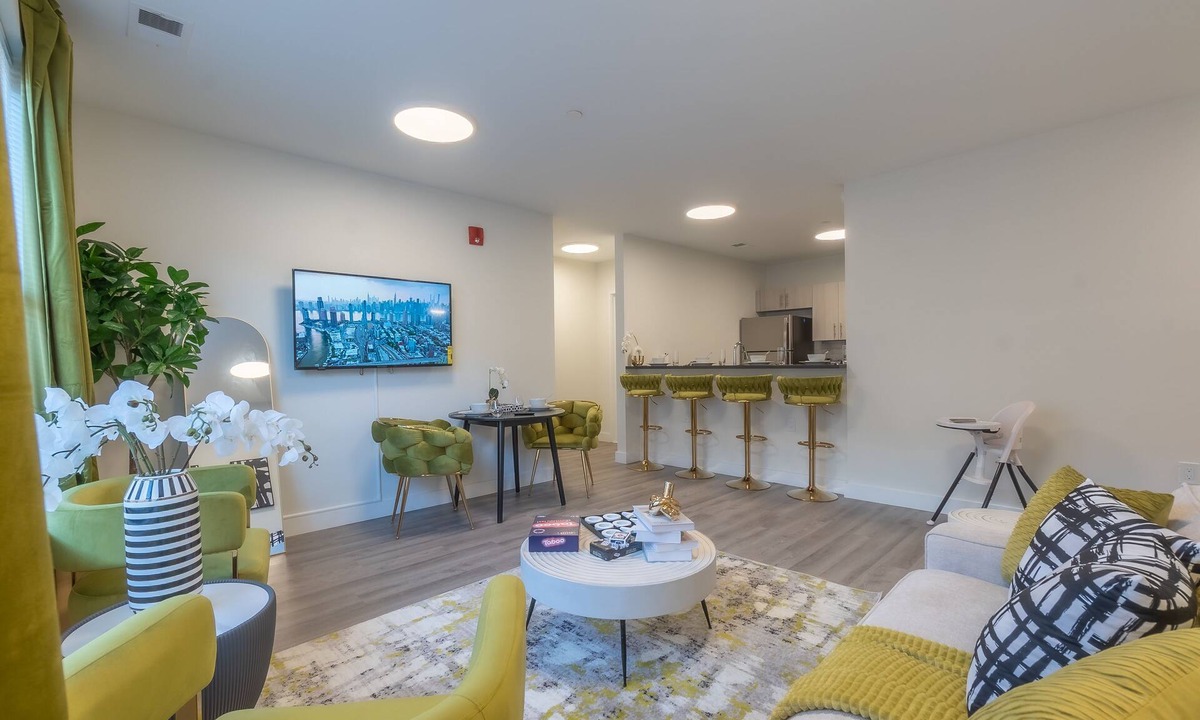 Orange Apartment | Opulence in Olive with Free Parking+ 2 Bath & Sleeps 8.✨20% OFF 7days✨