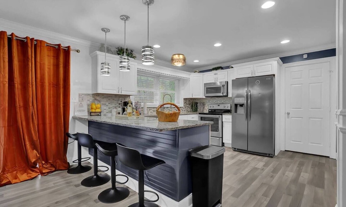 Atlanta House | Our 5 bedroom, 5 bathroom home has a hot tub and pool!