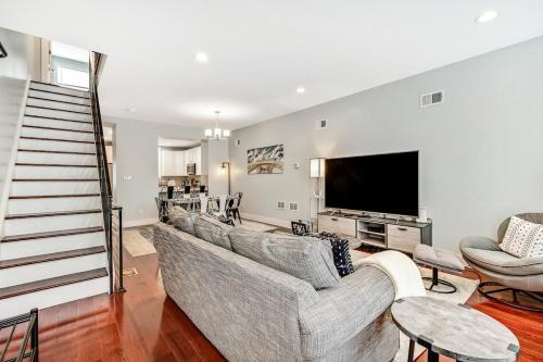 Bella Vista House | Outstanding Home Relaxing Rooftop with Patio & Grill